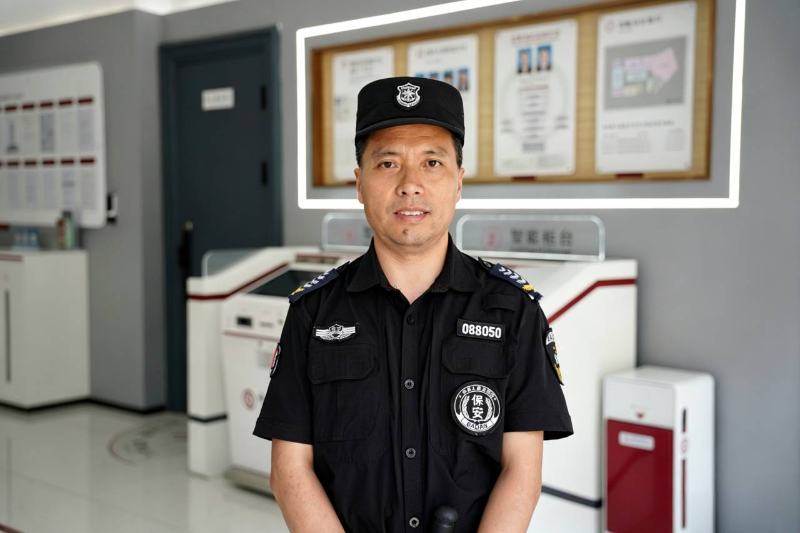 【你好，守门人】专栏②丨17年，一面是制服，一面是笔墨——王兆飞和他的“双面人生” 发布时间：2026-06-18 09:06:00